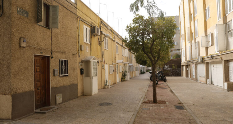 Espacio interbloques del Poblado Dirigido de Caño Roto (Latina)