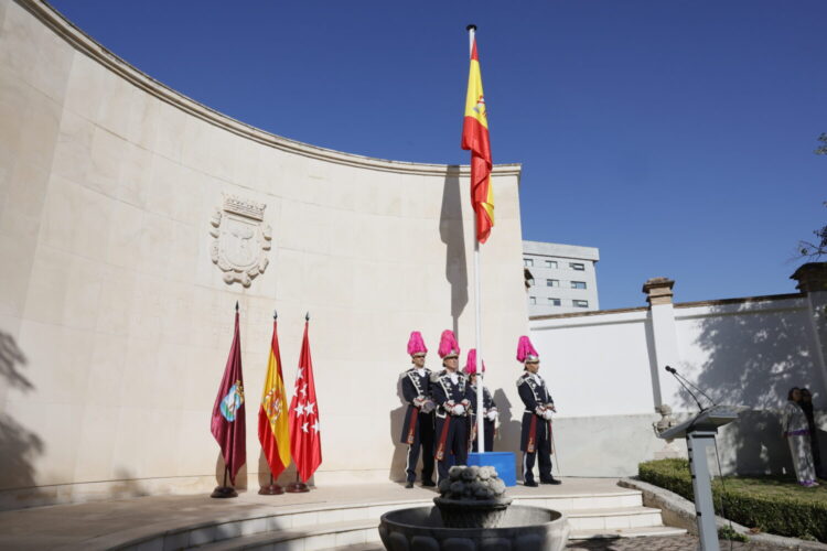 Imagen de archivo del izado de la bandera