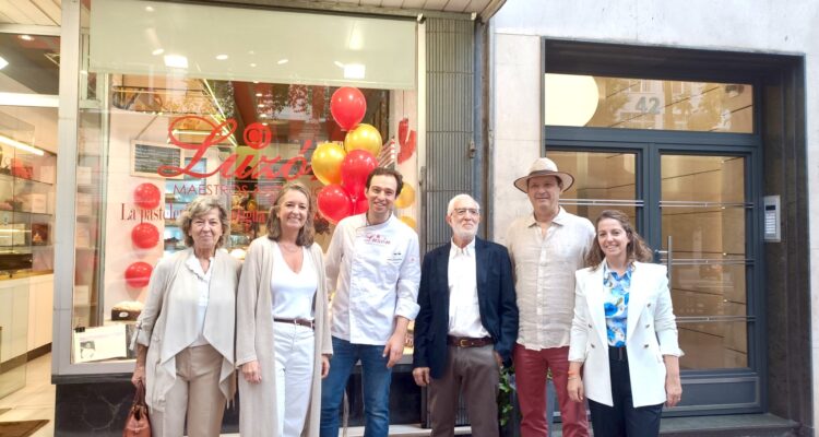Cayetana Hernández de la Riva descubre la placa en homenaje a la Pastelería Luzón