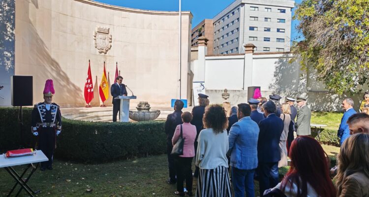 David Pérez en el izado de la bandera de España en los jardines de la Junta Municipal