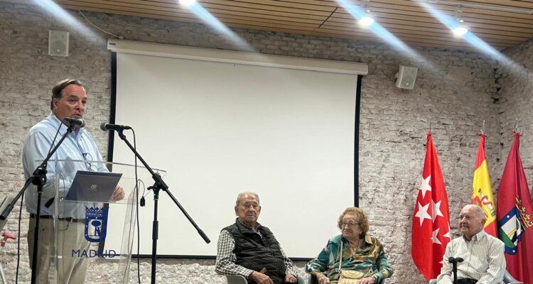 Encuentro con tres vecinos centenarios en el Centro Municipal de Mayores Antonio Mingote