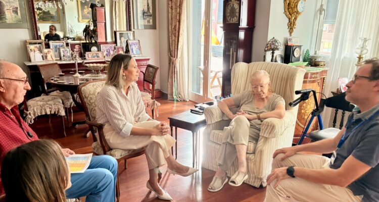 Yolanda Estrada visita María Luisa, usuaria de este programa 'Chamartín te acompaña'