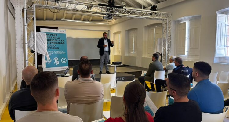 Carlos segura en la apertura de la jornada formativa con motivo de la campaña ‘La fiesta está dentro del club #EnLaCalleSilencio’