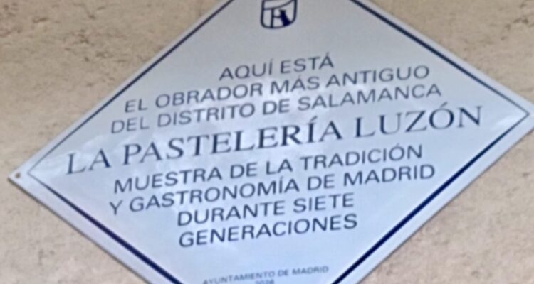 Cayetana Hernández de la Riva descubre la placa en homenaje a la Pastelería Luzón