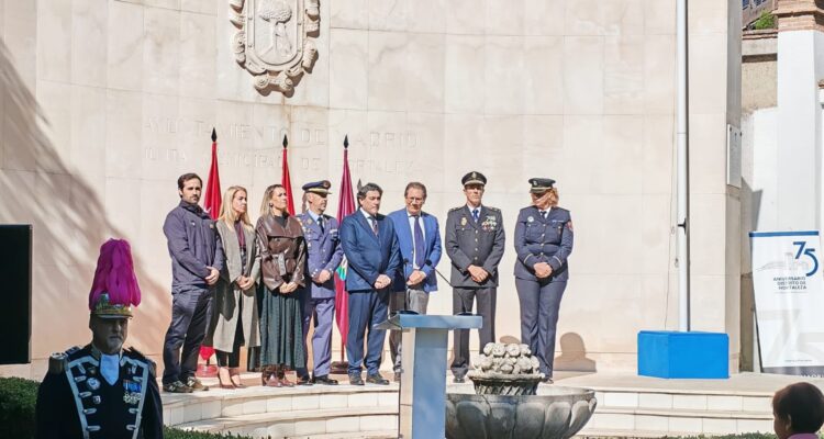 David Pérez en el izado de la bandera de España en los jardines de la Junta Municipal