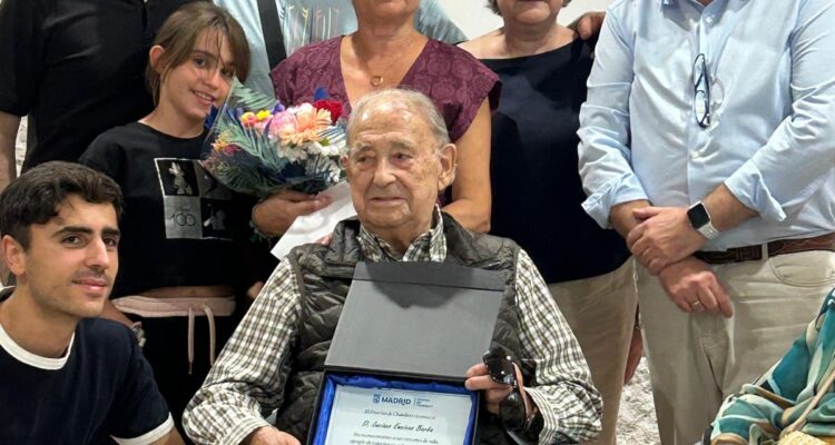 Encuentro con tres vecinos centenarios en el Centro Municipal de Mayores Antonio Mingote