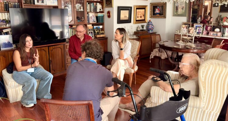 Yolanda Estrada visita María Luisa, usuaria de este programa 'Chamartín te acompaña'