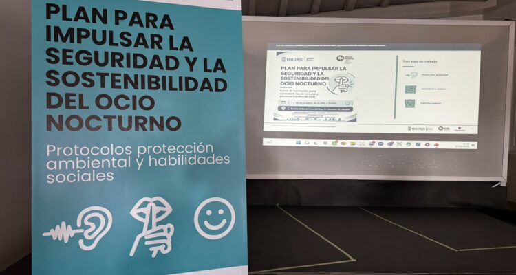 Carlos segura en la apertura de la jornada formativa con motivo de la campaña ‘La fiesta está dentro del club #EnLaCalleSilencio’