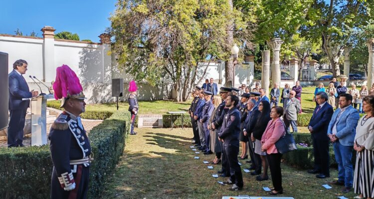 David Pérez en el izado de la bandera de España en los jardines de la Junta Municipal