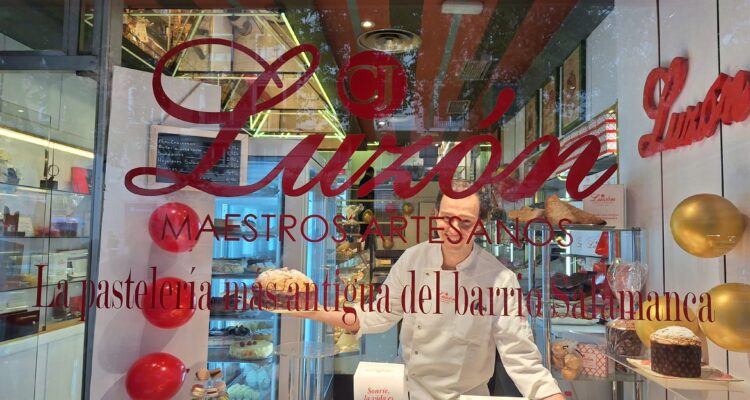 Cayetana Hernández de la Riva descubre la placa en homenaje a la Pastelería Luzón