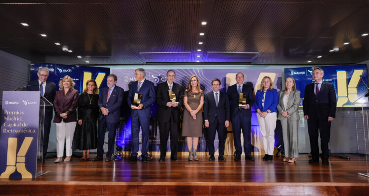 Foto de familia con los galardonados