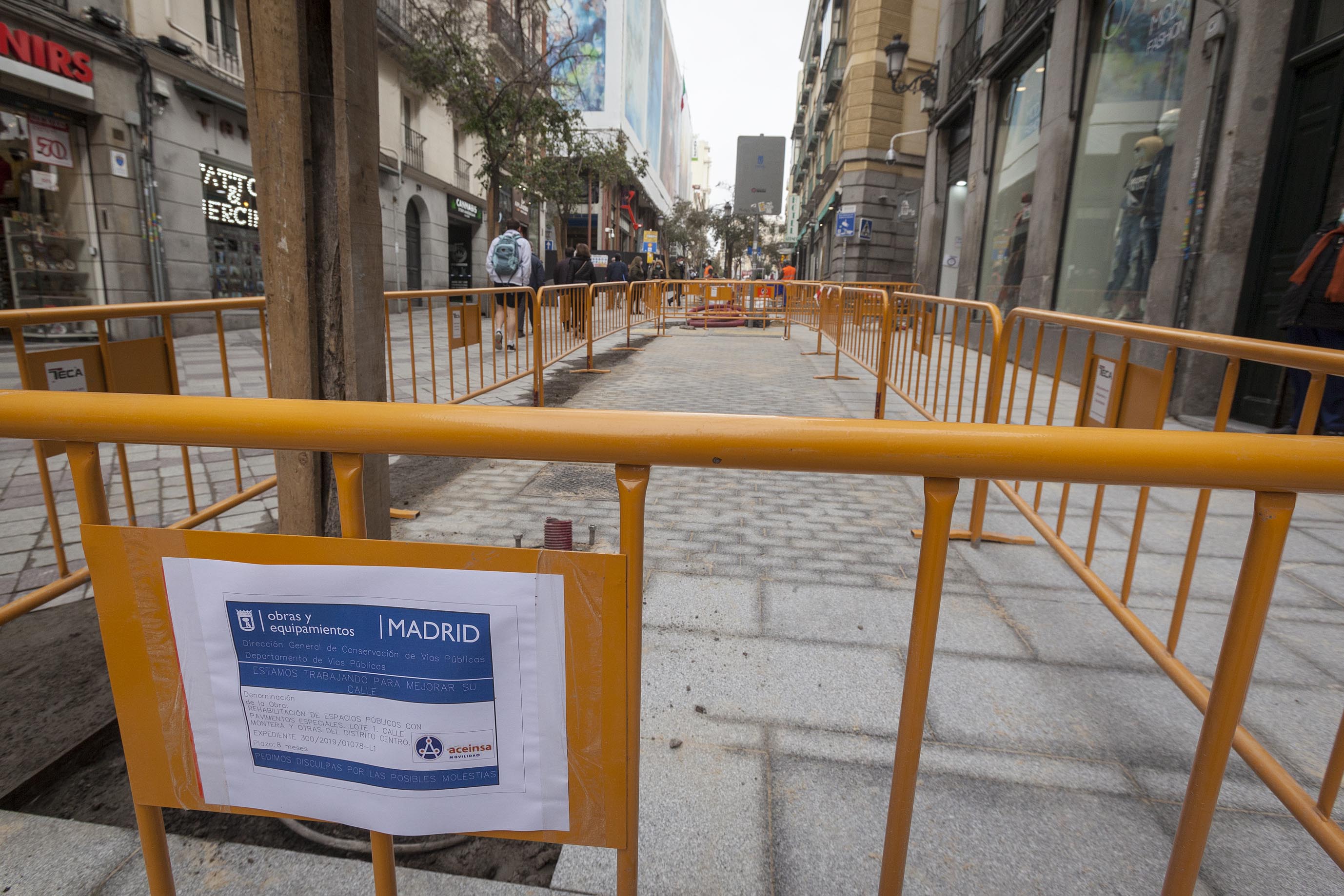Obras de mantenimiento del pavimento en una calle de Madrid. Imagen de archivo