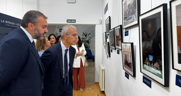 Carlos Segura inaugura la exposición fotográfica ‘La mirada local’