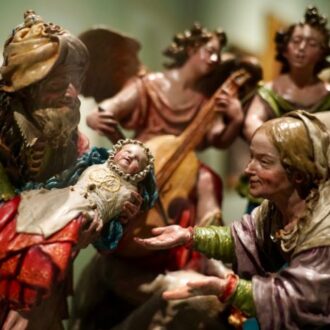 Detalle de un belén barroco con figuras policromadas que representan una escena de la Natividad, en la exposición Teatro de grandeza en Madrid.