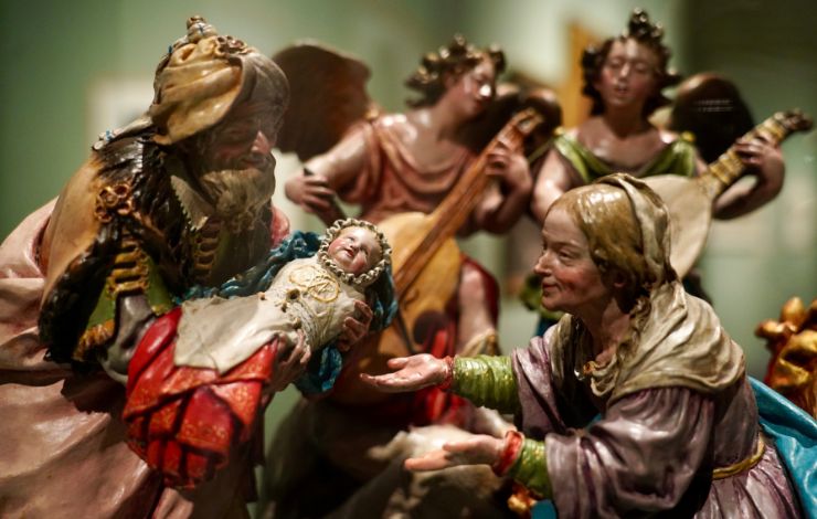 Detalle de un belén barroco con figuras policromadas que representan una escena de la Natividad, en la exposición Teatro de grandeza en Madrid.
