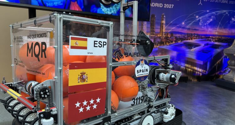Robot del equipo español en la presentación de FIRST Global Madrid 2027 en el Museo de San Isidro