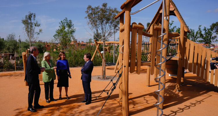 Infanz&oacute;n, Garc&iacute;a Romero, Ma&iacute;llo y Almeida en zona infantil del parque de Benedicto XVI