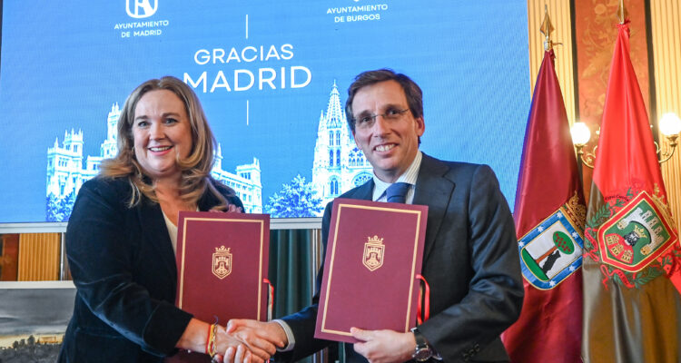 Almeida firma con la alcaldesa de Burgos la prórroga de la cesión de 40 autobuses
