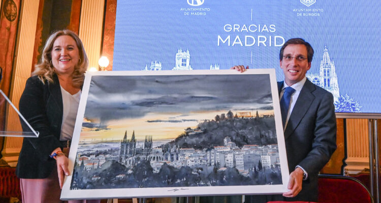 Almeida firma con la alcaldesa de Burgos la prórroga de la cesión de 40 autobuses