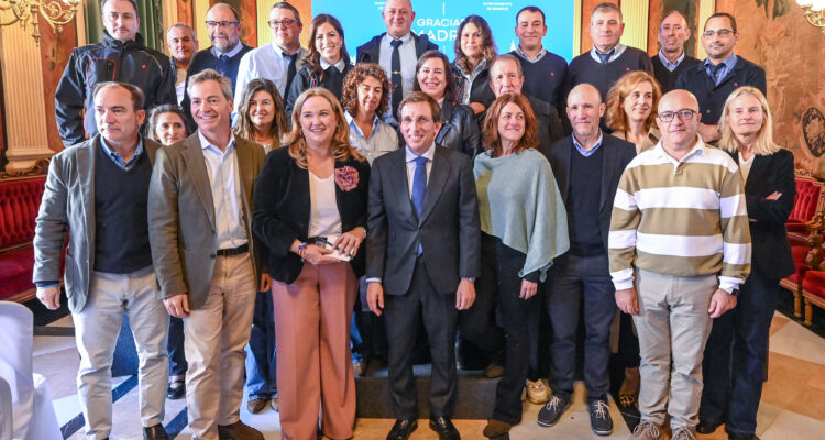 Almeida firma con la alcaldesa de Burgos la prórroga de la cesión de 40 autobuses