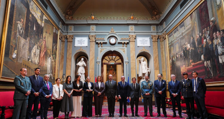 El alcalde de Madrid, José Luis Martínez-Almeida, recibe la medalla de honor Cruz de la Dignidad
