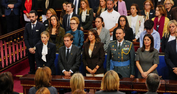 El alcalde de Madrid, José Luis Martínez-Almeida, recibe la medalla de honor Cruz de la Dignidad