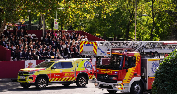 Las unidades de Bomberos y Samur-PC durante su participación en el desfile