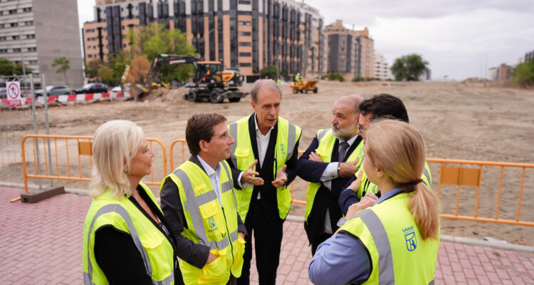 Almeida visita Las obras de remodelación de la Gran Vía del Sureste