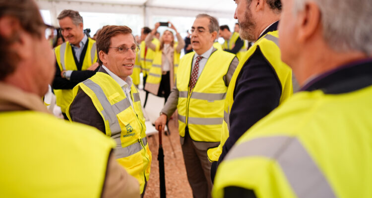Almeida visita Las obras de remodelación de la Gran Vía del Sureste