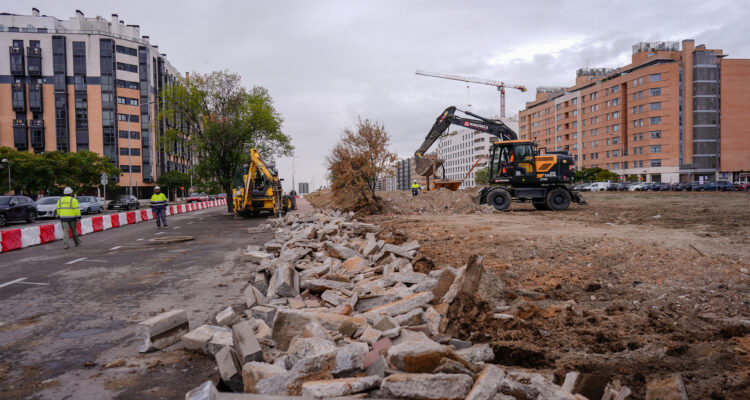 Almeida visita Las obras de remodelación de la Gran Vía del Sureste