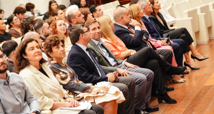 Entrega de llaves de las nuevas viviendas en régimen de alquiler asequible que EMVS Madrid ha construido en El Cañaveral