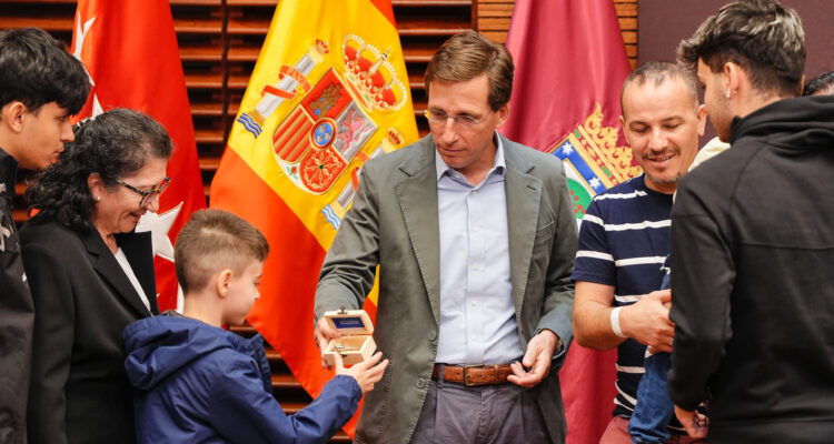 Entrega de llaves de las nuevas viviendas en régimen de alquiler asequible que EMVS Madrid ha construido en El Cañaveral