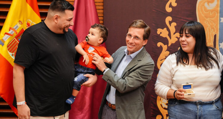 Entrega de llaves de las nuevas viviendas en régimen de alquiler asequible que EMVS Madrid ha construido en El Cañaveral