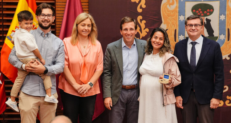 Entrega de llaves de las nuevas viviendas en régimen de alquiler asequible que EMVS Madrid ha construido en El Cañaveral