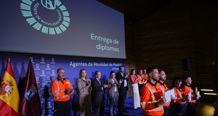 El alcalde de Madrid, José Luis Martínez-Almeida, durante el acto de entrega de diplomas a los nuevos agentes de movilidad