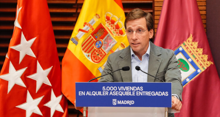 Entrega de llaves de las nuevas viviendas en régimen de alquiler asequible que EMVS Madrid ha construido en El Cañaveral