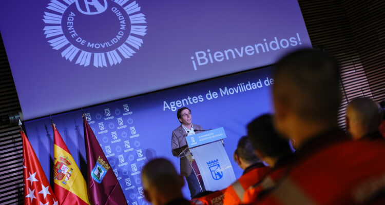 El alcalde de Madrid, José Luis Martínez-Almeida, durante el acto de entrega de diplomas a los nuevos agentes de movilidad