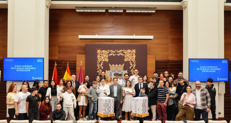Entrega de llaves de las nuevas viviendas en régimen de alquiler asequible que EMVS Madrid ha construido en El Cañaveral