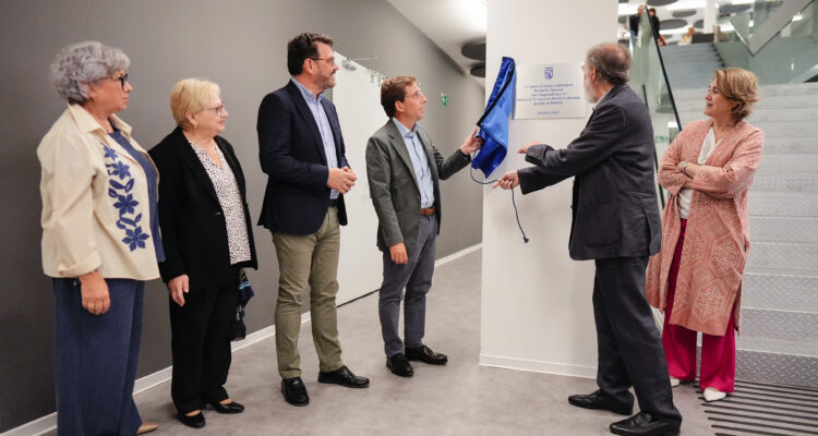 El alcalde de Madrid, José Luis Martínez-Almeida, en la inauguración de la Biblioteca Pública Municipal Benjamín Palencia