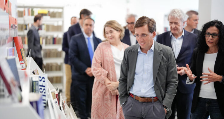 El alcalde de Madrid, José Luis Martínez-Almeida, en la inauguración de la Biblioteca Pública Municipal Benjamín Palencia