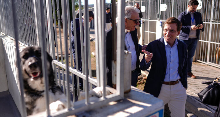 El alcalde de Madrid, José Luis Martínez-Almeida, ha presidido el acto por el 20º aniversario del Centro de Protección Animal