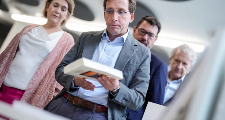El alcalde de Madrid, José Luis Martínez-Almeida, en la inauguración de la Biblioteca Pública Municipal Benjamín Palencia