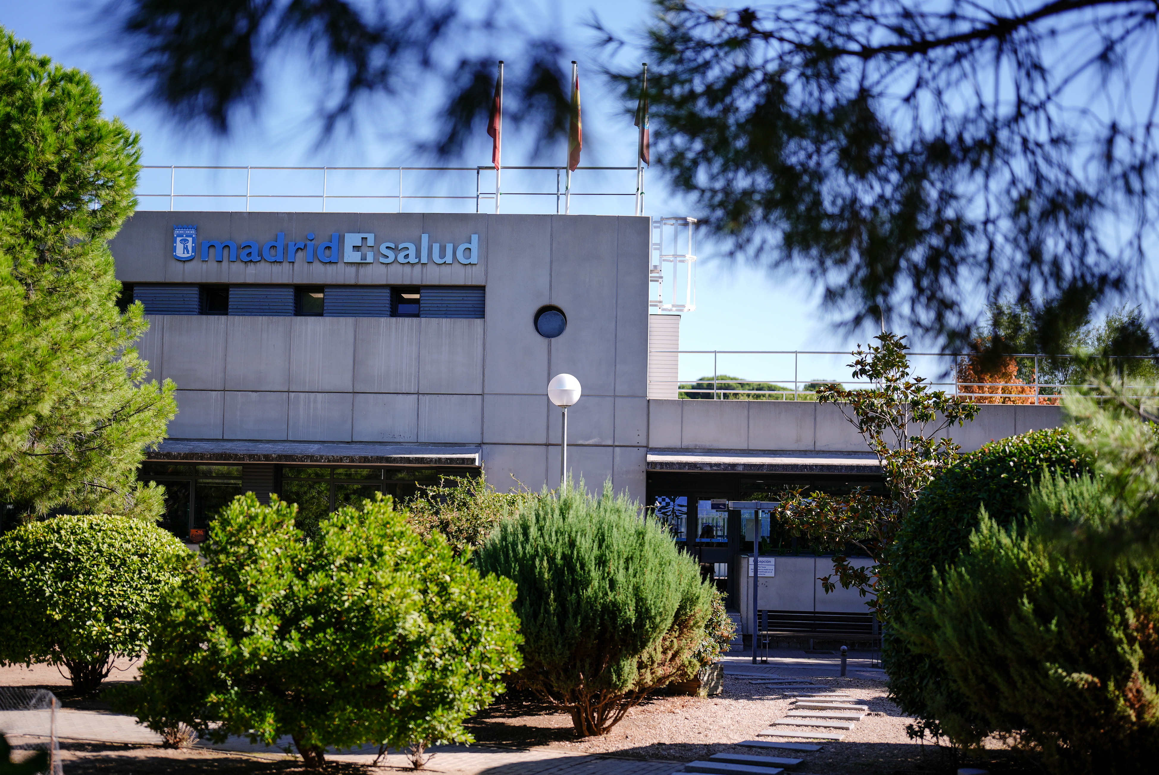 Fachada del Centro de Protección Animal del Ayuntamiento de Madrid, con el logotipo de Madrid Salud y zonas ajardinadas en el exterior.