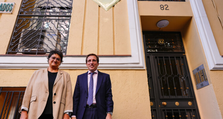 Almeida descubre una placa homenaje al periodista Constantino Mediavilla