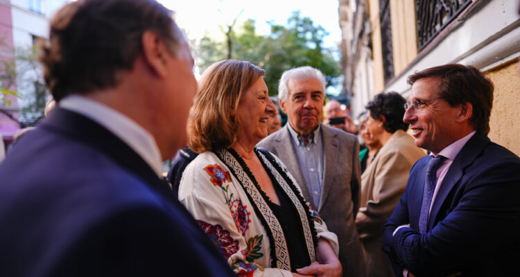 Almeida descubre una placa homenaje al periodista Constantino Mediavilla