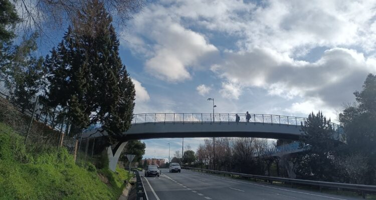 Pasarela peatonal del Puente de La Lira