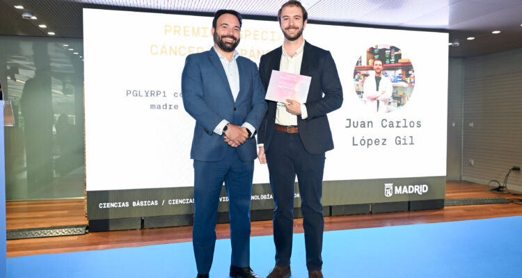 El concejal delegado de Innovación y Emprendimiento, Ángel Niño, con uno de los premiados en la en la sexta edición de los Premios de Investigación Científica y Tecnológica Margarita Salas