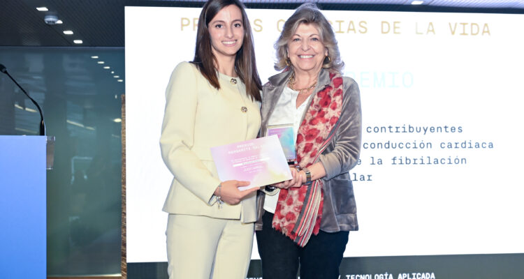 La delegada de Economía, Innovación y Hacienda, Engracia Hidalgo, con una de las premiadas en la sexta edición de los Premios de Investigación Científica y Tecnológica Margarita Salas