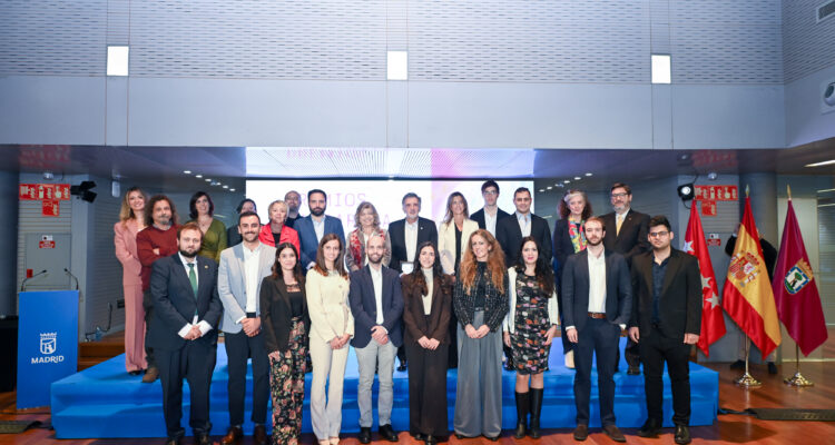 La delegada de Economía, Innovación y Hacienda, Engracia Hidalgo, y el concejal delegado de Innovación y Emprendimiento, Ángel Niño, con los premiados en la en la sexta edición de los Premios de Investigación Científica y Tecnológica Margarita Salas