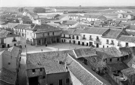 Vista antigua de Vicálvaro desde el campanario, con el Ayuntamiento, tejados tradicionales y campos al fondo.